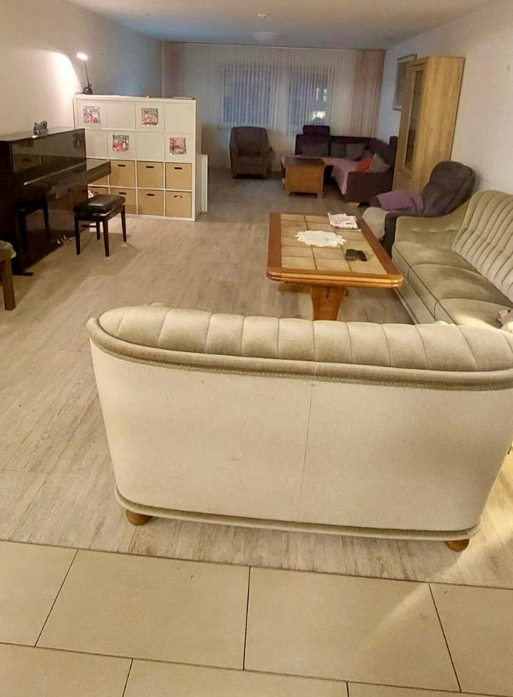 Im Wohnzimmer laesst es sich gut zusammen sitzen
